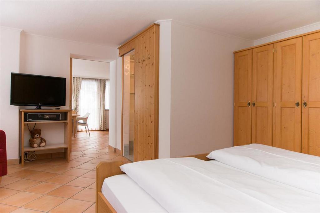 Haus Angela Hotell Sankt Jakob in Defereggen Rum bild