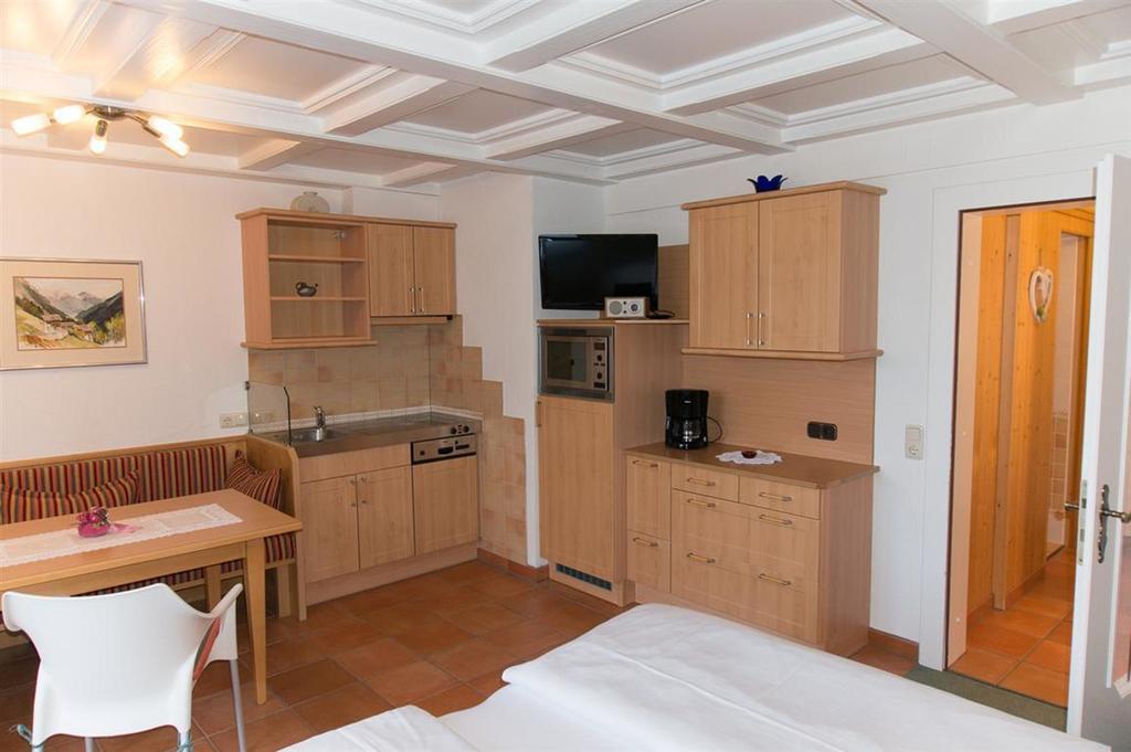 Haus Angela Hotell Sankt Jakob in Defereggen Rum bild