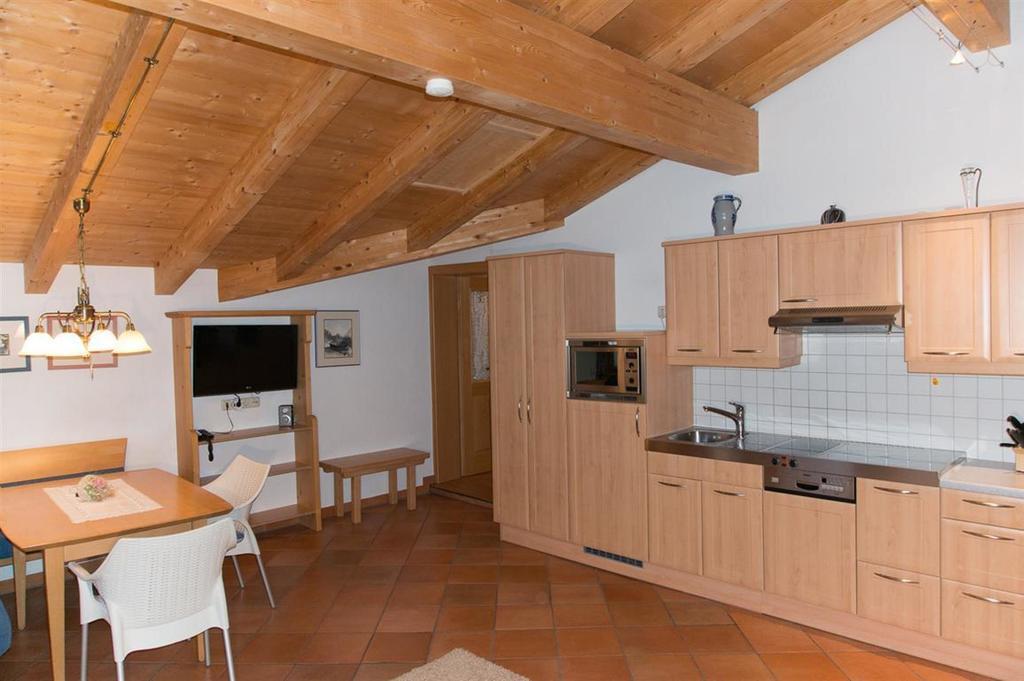 Haus Angela Hotell Sankt Jakob in Defereggen Rum bild