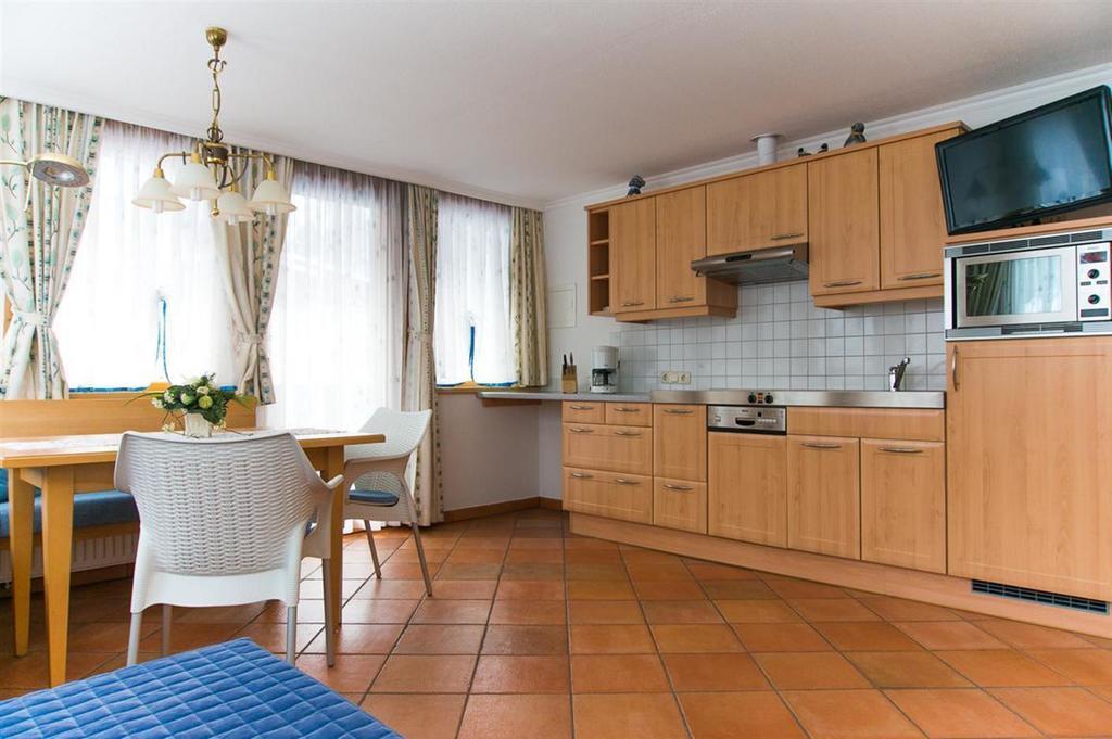 Haus Angela Hotell Sankt Jakob in Defereggen Rum bild