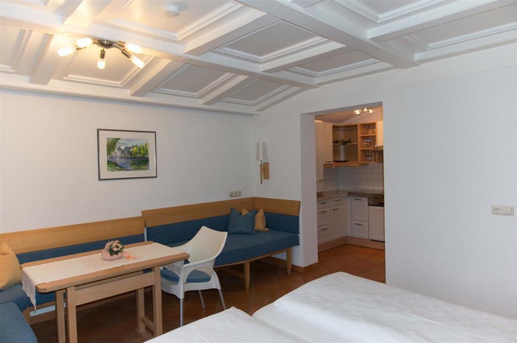 Haus Angela Hotell Sankt Jakob in Defereggen Rum bild